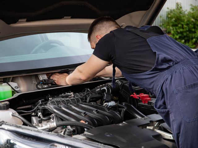 Een mecanicien kijkt in de motorruimte